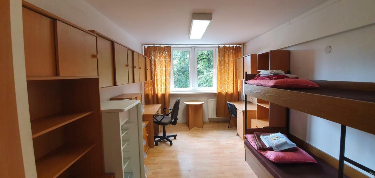 Dom Studencki Mikrus Hostel วอร์ซอ ภายนอก รูปภาพ